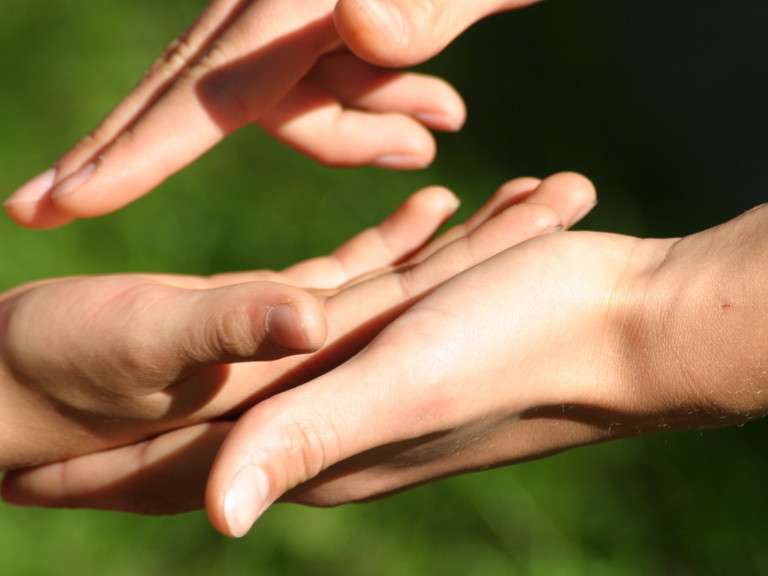 Eine menschliche Hand greift in eine andere und verdeutlicht den Wunsch nach Verständigung, Impuls zu Pfingsten, Klinikseelsorge, Theologie und Ethik, Immanuel Albertinen Diakonie Eine menschliche Hand greift in eine andere und verdeutlicht den Wunsch nach Verständigung