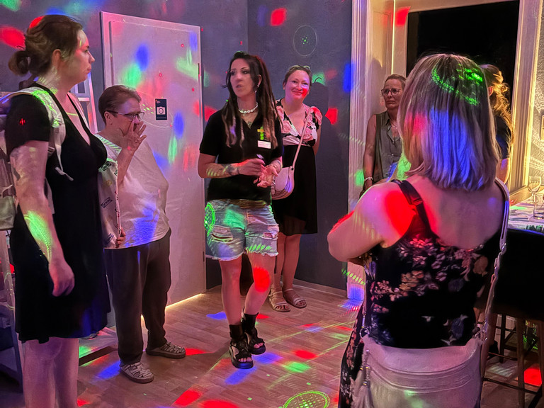 Mitarbeiterin stellt Interessenten den neu eröffneten Escape Room vor Mitarbeiterin stellt Interessenten den neu eröffneten Escape Room vor