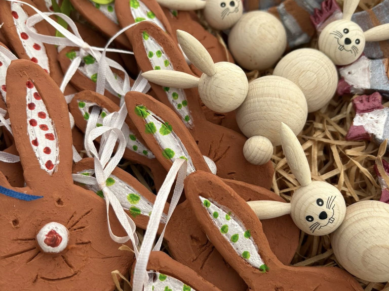 Osterhasen in verschiedenen Ausführungen Osterhasen in verschiedenen Ausführungen